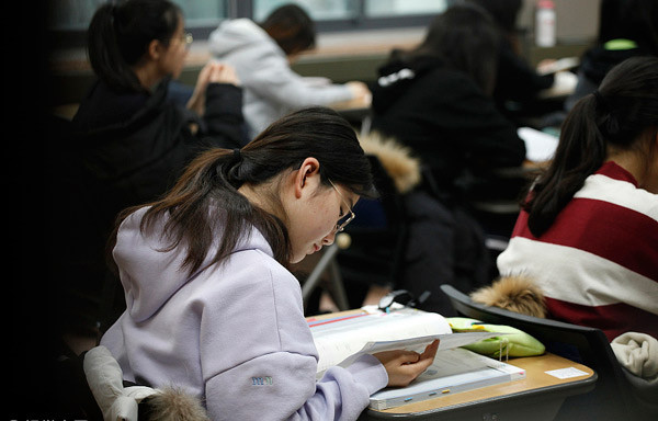 Thi đại học ở Hàn Quốc - Toàn dân “bật chế độ im lặng”